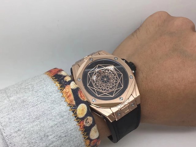 Replica Hublot Sang Bleu Wrist Shot